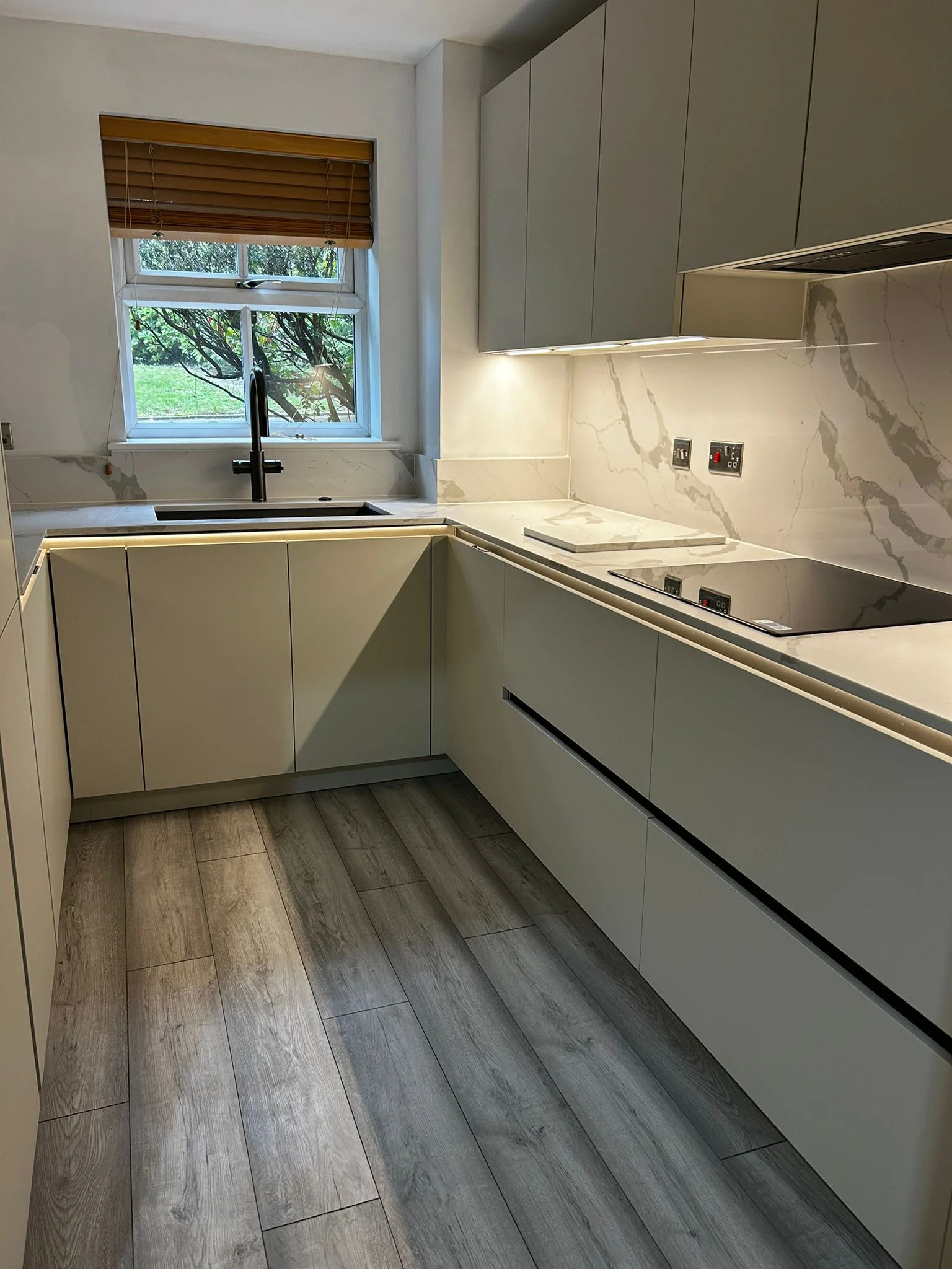 https://fixandflipconstruction.co.uk/wp-content/uploads/2026/08/cream-kitchen-sink-window-marble-worktop.webp
